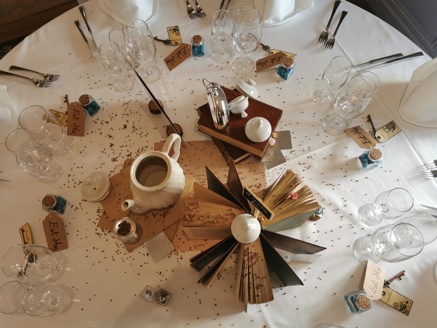 Une table de mariage loufoque sur le thème Alice aux pays des merveilles !