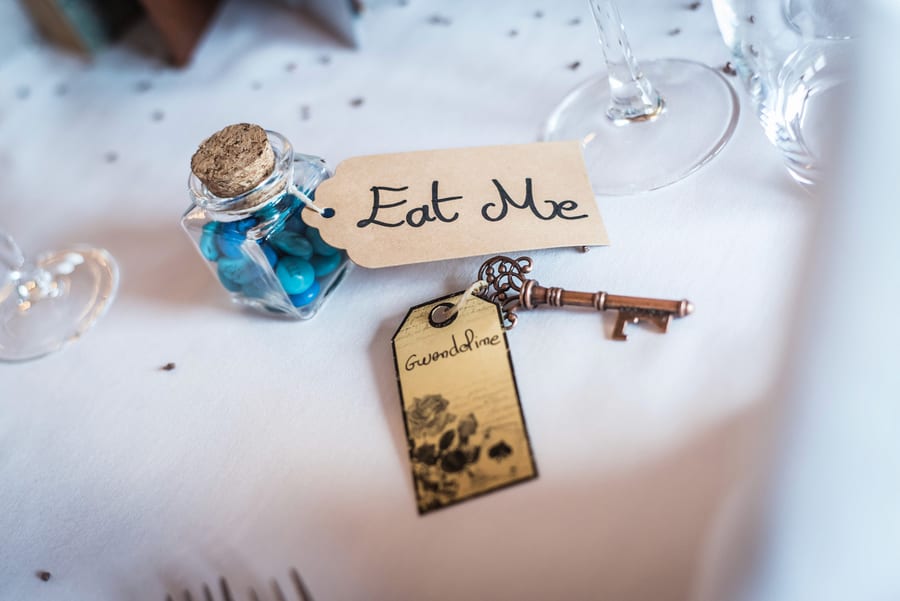 Photo de l'article Une table de mariage loufoque sur le thème Alice aux pays des merveilles !