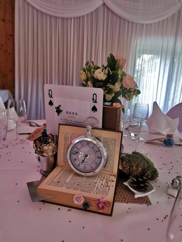 Photo de l'article Une table de mariage loufoque sur le thème Alice aux pays des merveilles !