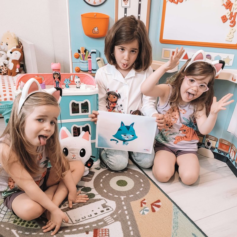 Trois fillettes plongées dans un kit d'animation Totem sur le thème Gabby et la maison magique, lors d'un anniversaire.